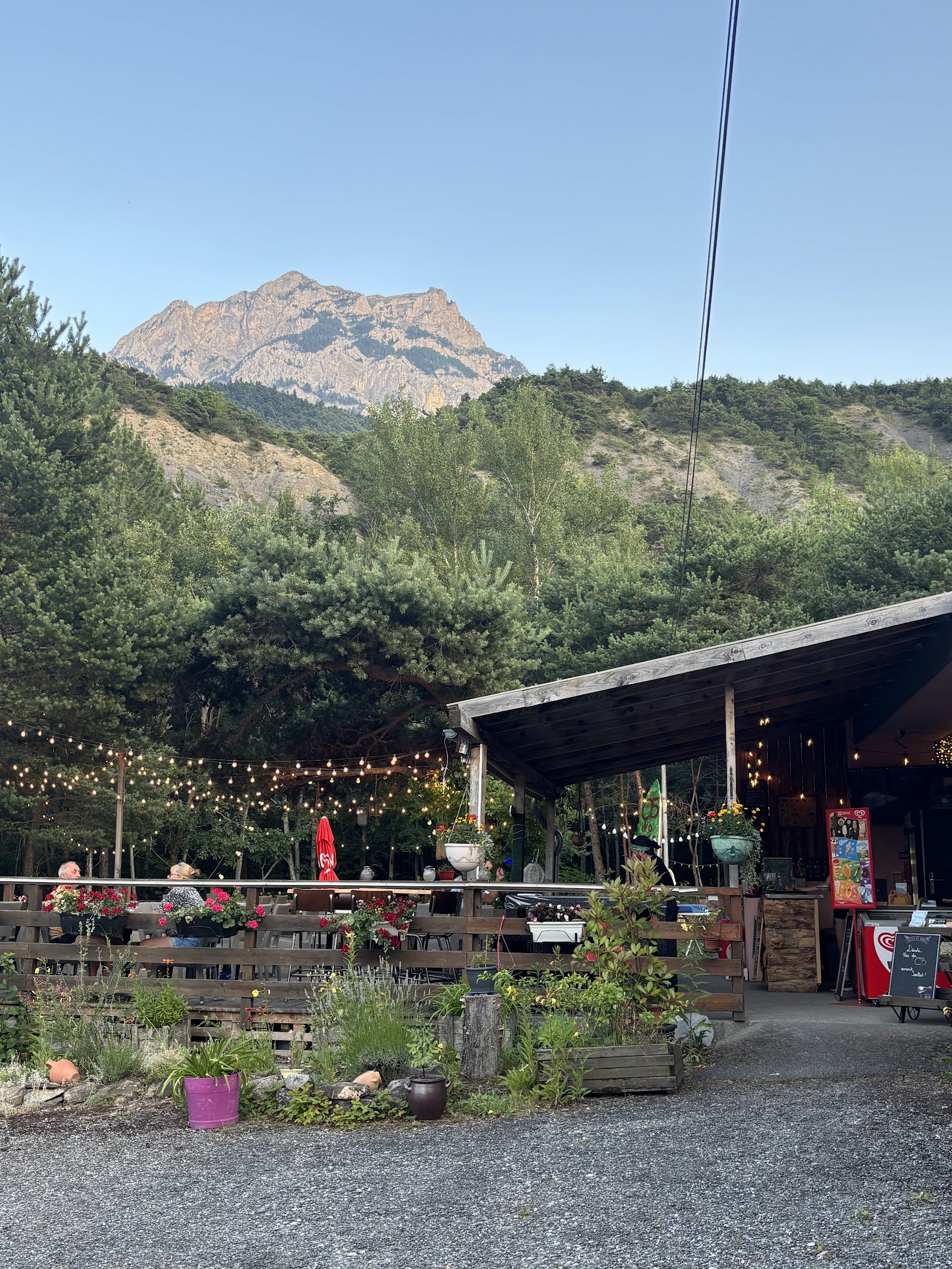 Le restaurant au pied des montagnes
