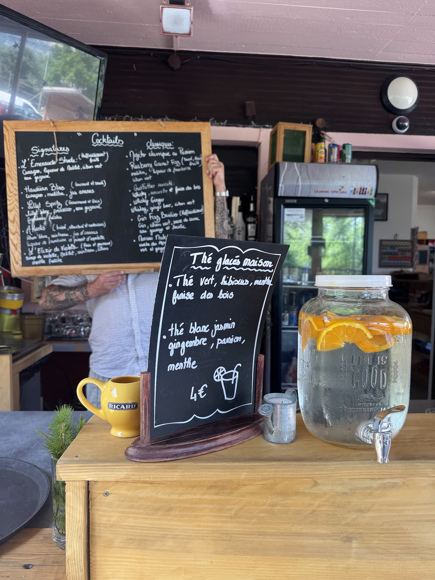 L'ardoise des cocktails signature et des thés glacés maison
