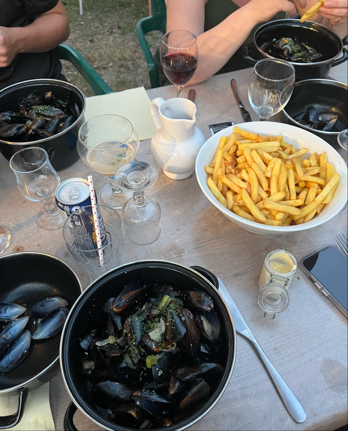 Moules-frites à partager sur la terrasse