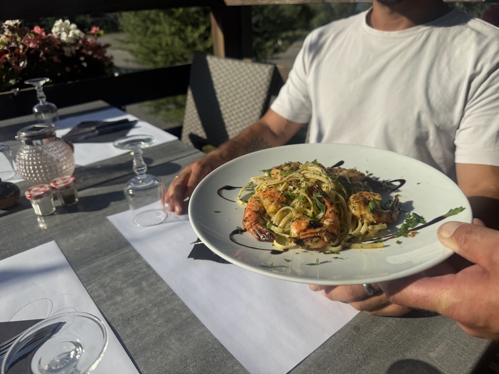 Tagliatelles aux gambas servies à table sur la terrasse