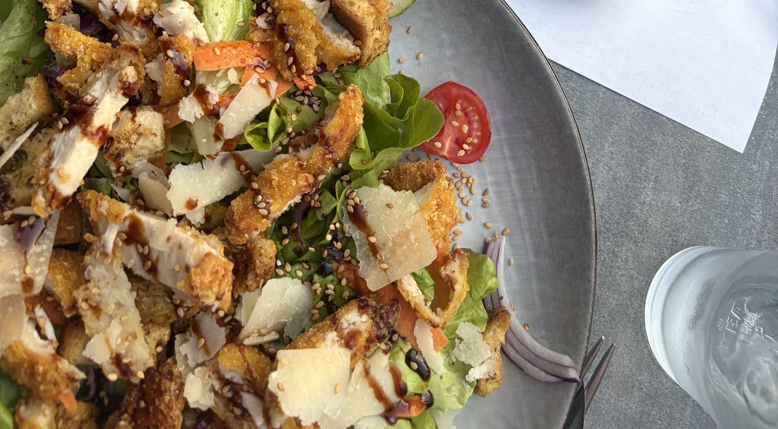 Salade César au poulet croustillant et copeaux de parmesan