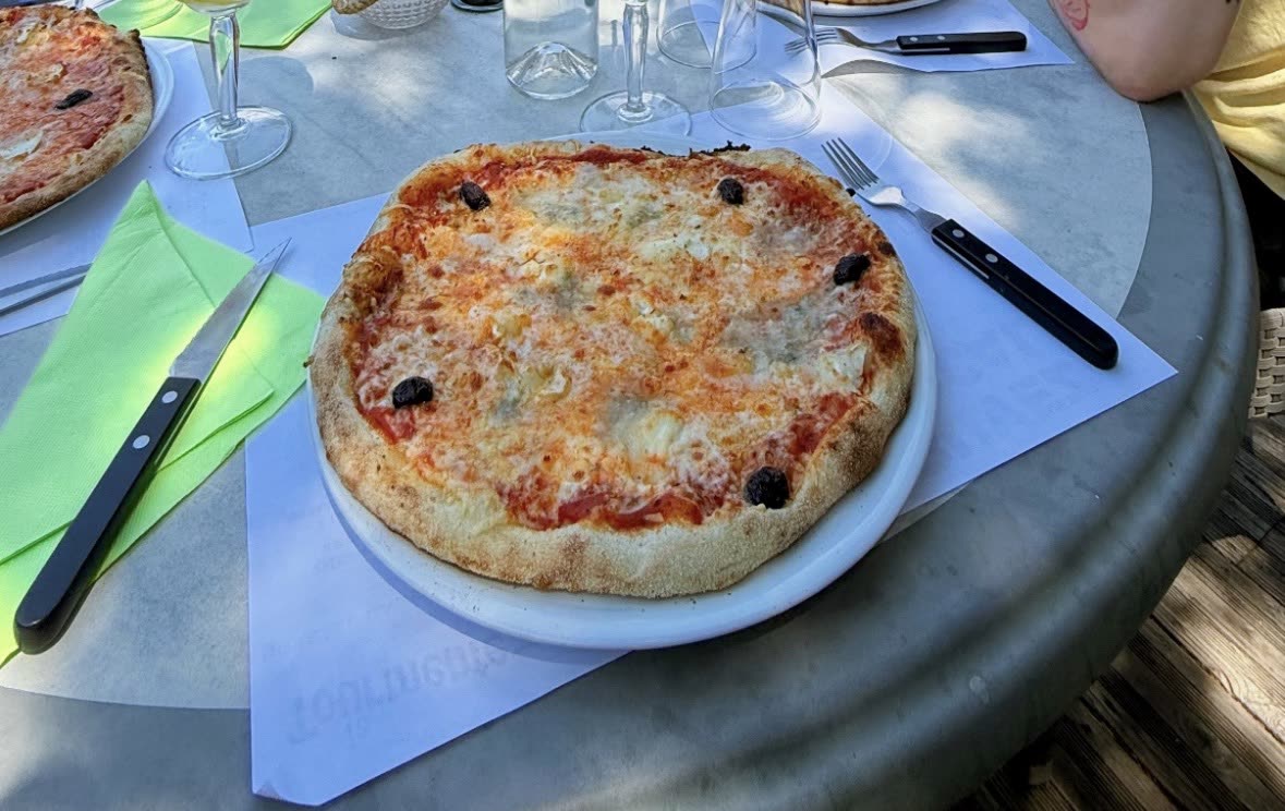 Pizza servie à table au Pré d'Émeraude