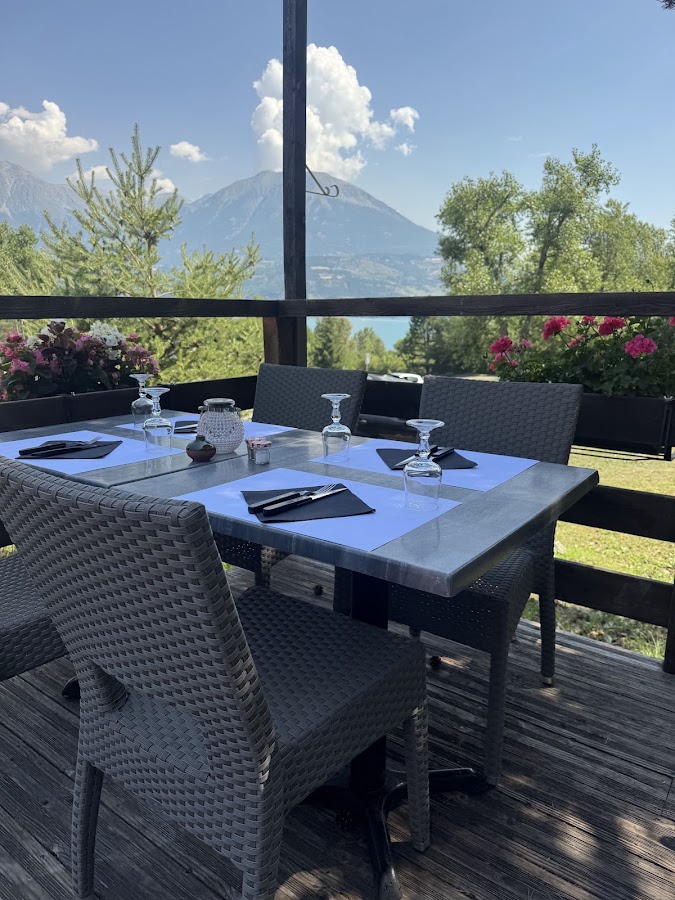 Table dressée sur la terrasse avec vue sur les montagnes